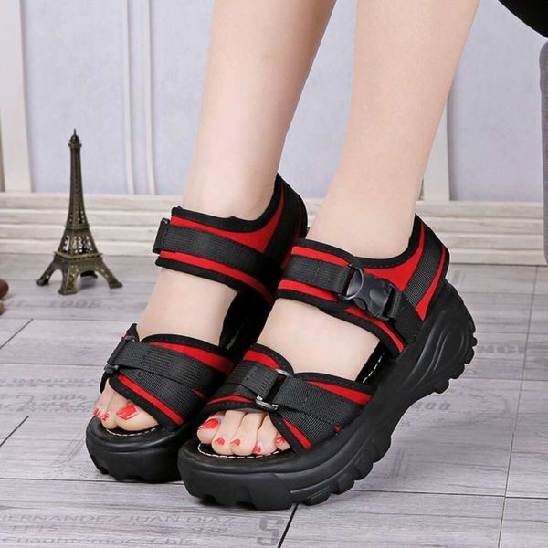 Sandalen Sommer 2024 Neue Student dicker Sohle Neigung Kuchen -Kuchen -Ferse Flachboden Sportstil Frauenschuhe