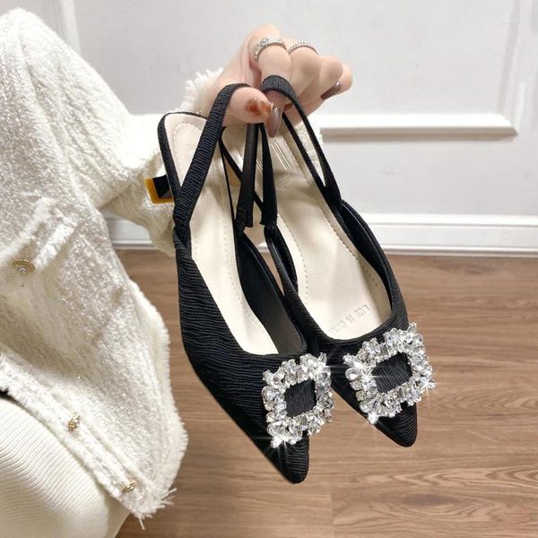 Sandálias 2024 Spring Stiletto Toe Drag Drag Corean Fache Party Shoes femininos Sapatos Rhinestone Fashion Summer