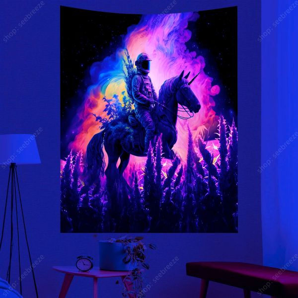 Astronauta che cavalca un unicorno attraverso piante psichedeliche UV Response Tapestry, Fantasy Art Psichedelic Poster Decor Wall