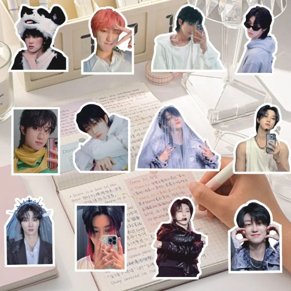 10/75pcs boy band sul -coreano ST STETERS CAR CAR ADULTO DE BLOCAGEM PHELELE PHELETBET IPAD GUITAR IPACIONAL PERSONALIDADE DE PERSONALIDADE