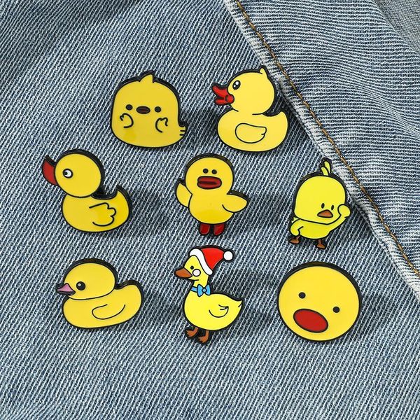 Broche de pato amarelo Filmes de anime fofos Jogos de esmalte duro coletam metal desenho animado broche de backpack hap saco colarinho de lapela