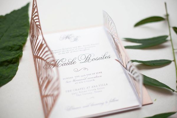 Convite de casamento a laser tropical de ouro rosa de ouro rosa, convites de estilo de palmeira, cartões dobrados personalizados impressos