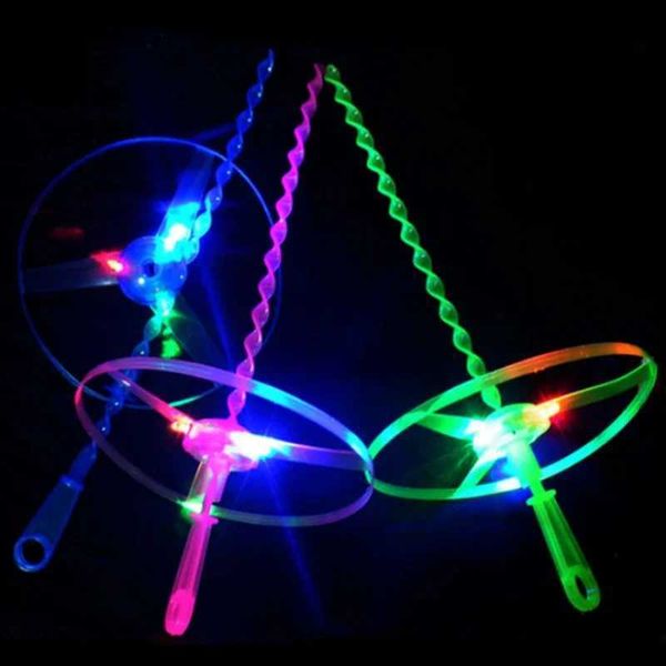 LED Uçan Oyuncaklar 1 PCS Aydınlatılmış Açık Sinek Oyuncak Led Aydınlatma UFO Tasarım El İtme Sporting İyi Üç Rolor Işık Tatil Düğün Kutlaması 240410
