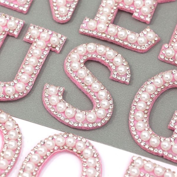 1pcs 45mm English Letter Patch Pink Bottom Pearl Strsestone Applique für Bekleidungsbeutel Brautkleider Nähzubehör