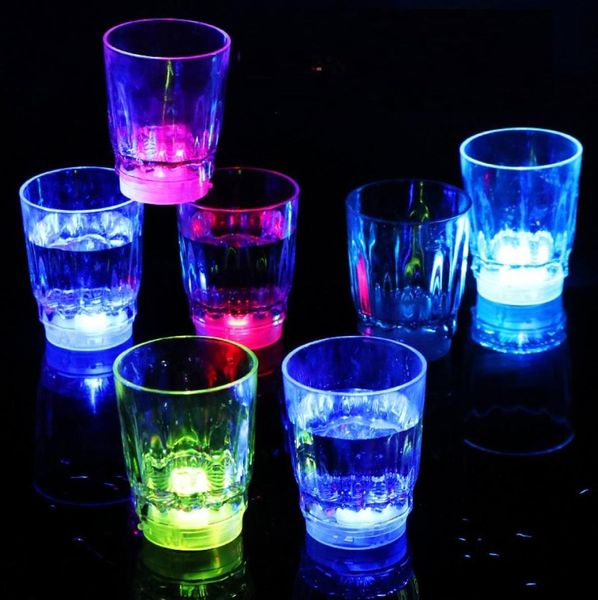 I bicchieri da vino hanno guidato giocattoli lampeggianti a tazza luminosa dell'acqua attivata da vino tazza di birra vino tazza luminosa per le bevande da bere natalizie5091349