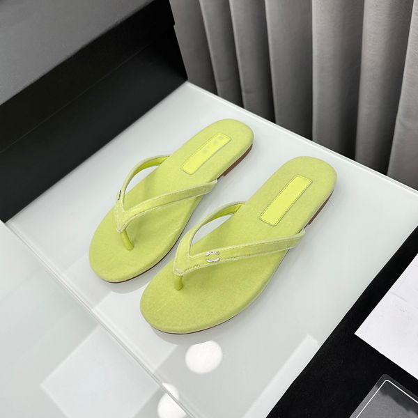 Designer Flip Flip Flip Sandals Famous Designer Women New Summer Beach Slides Slifors Sliforo in pelle Slippista piatto Blu Blue Rosa Giallo Size 35-41