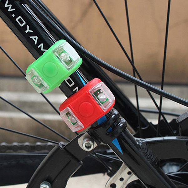1pcs Bike LED Flash Lights Silicone Wheel traseiro lâmpada de segurança à prova d'água Luzes traseiras verdes Acessórios para ciclismo de bicicleta