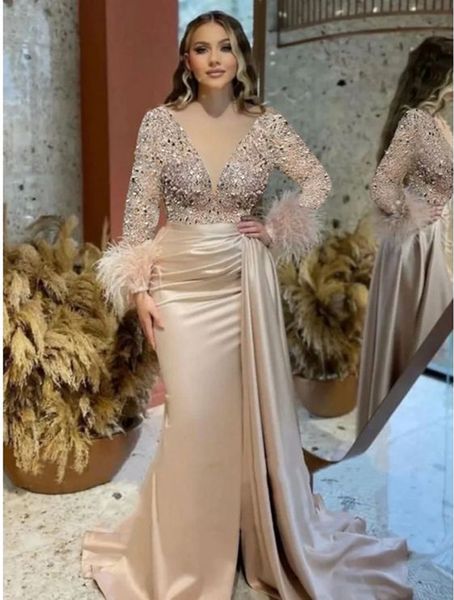 Elegante Champagner-Meerjungfrau Abendkleider Perlen Feder Langarm Illusion Deep V-Ausschnitt Sexy Braut Empfangskleid Chic Satin Prom Party formelle Anlässe