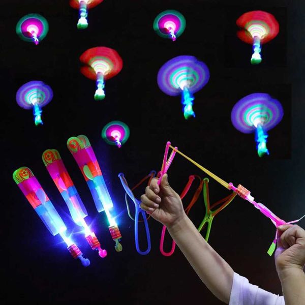 Giocattoli volanti a LED 5pcs magico giocattolo a emissione di luce Amazing Light Arrow Rocket Helicopter Flying Light Toy Party Fun Gift Elastico Band Band Catapult 240410