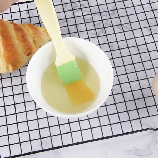 Новый 2024 1PCS Случайный цветовой силиконовый набустающий тесто щетки масла для пирога для хлебобулочного масла для выпечки