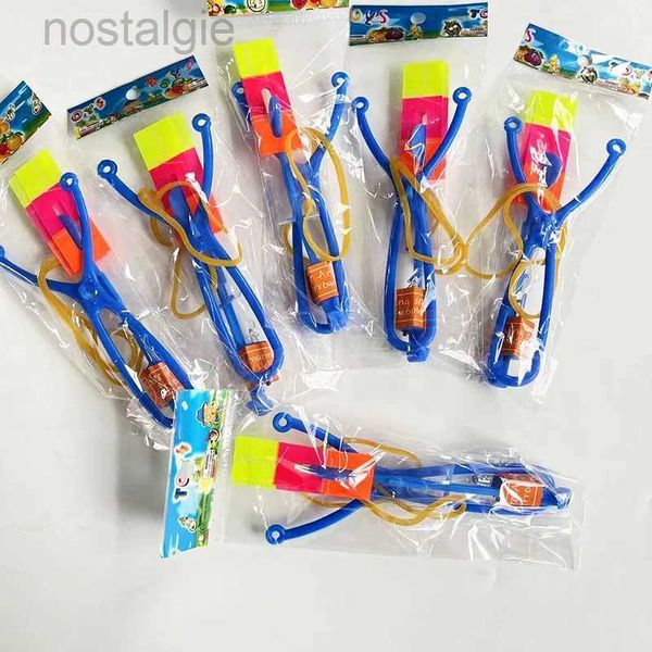 Giocattoli volanti a LED 5pcs infanzia Nostalgic Slingshot giocattoli LED Flash Flying Ejector Slingshot Toys Fun volando in bambù Dragonfly giocattoli a emissione di luce 240410