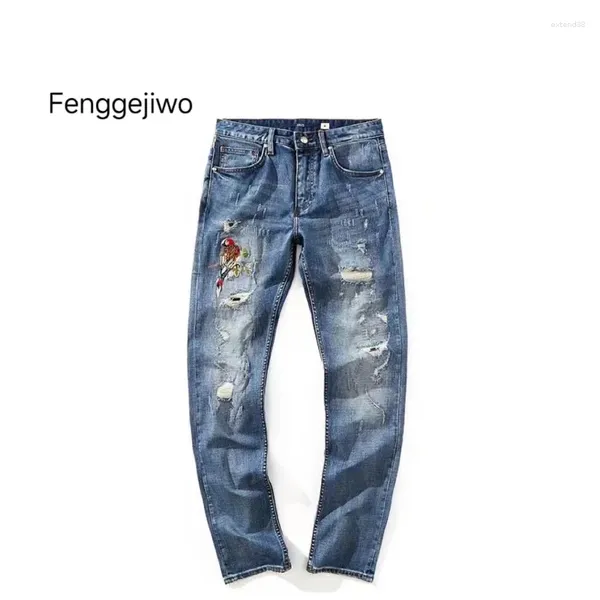 Мужские джинсы Fenggejiwo вышитые из вышитых пластыря.