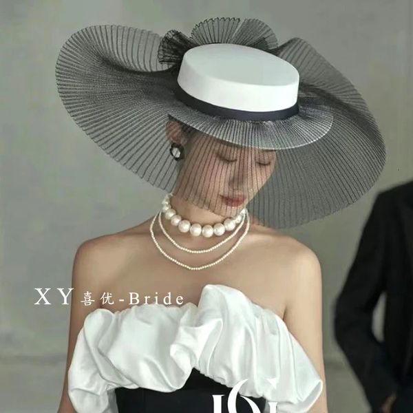 Französischer Stil breiter Mesh Rand Hochzeitshut für Frauen weiße Satin flache Fedora Cap Flower KNOT BRIDE Formale Kirche Kopfbedeckungen 240410