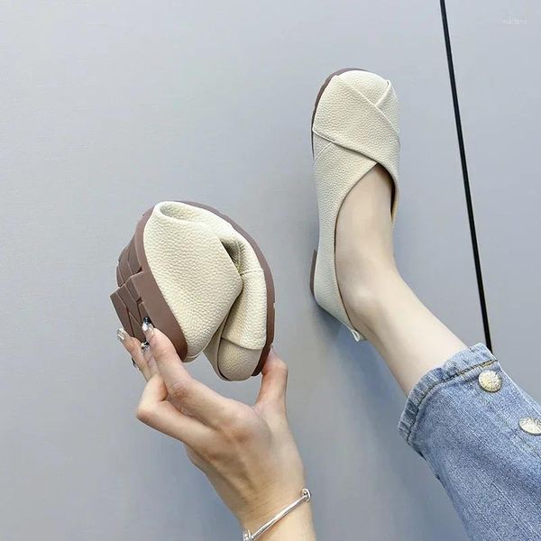 Sıradan Ayakkabı 2024 Lady Round Toe Düz Kadın Deri Loafers Konfor Slip-On Bahar Moda Bale Büyük Boyut