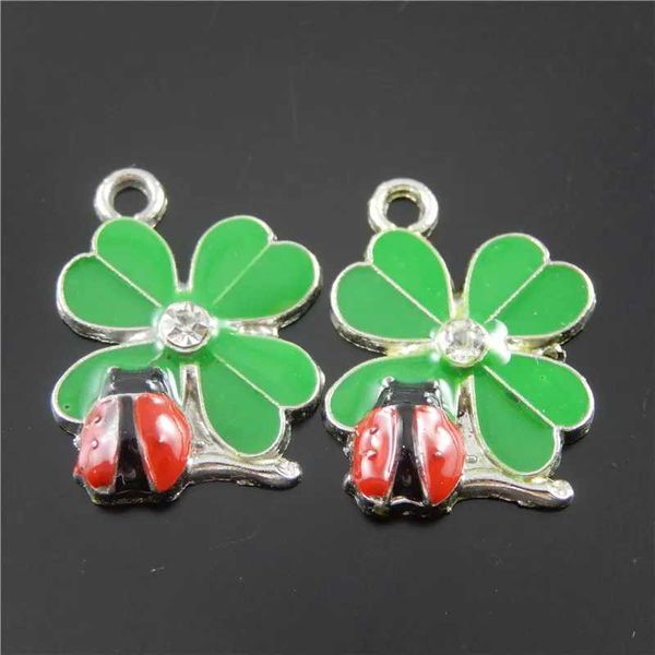 Anhänger Halsketten 20pcs Grün und rote Farbe Clover Ladybug Blume Emaille Anhänger Charm Schmuck finden Halskette Telefonzubehör 37058 240410