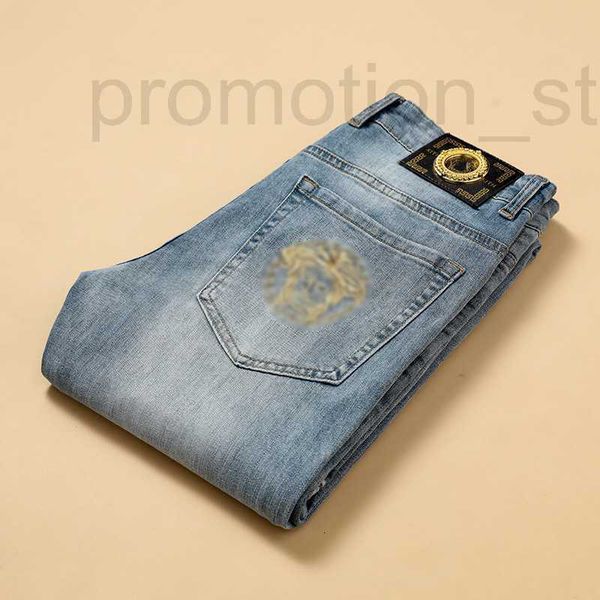 Jeans masculino Designer de alta qualidade Primavera e verão Jeans Men Versão coreana Elastic Small Tubo reto Slim Fit Middle Waist Medusa Borderyer Trend Brand Y8V99