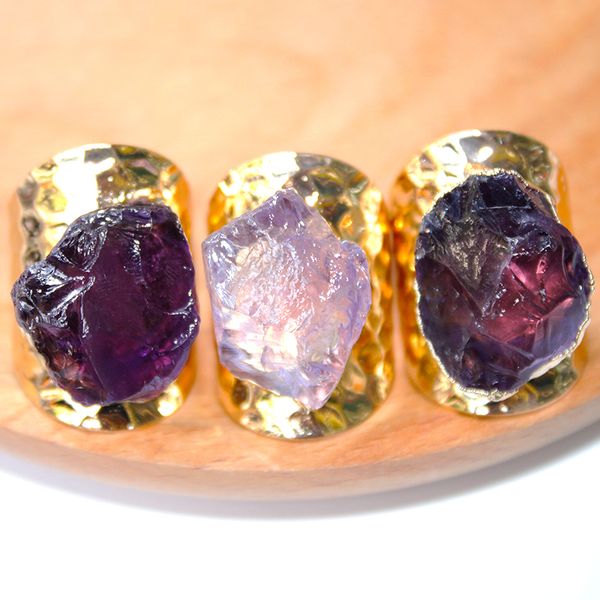 Unregelmäßiger echter Stein einstellbarer Ring für Frauen goldenes handgefertigtes raues Amethyst -Fingerschmuck