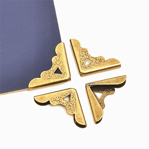 30pcs 16*16mm Antika Bronz Metal Kitap Scrapbooking Defter Albümleri Menüler Klasörler Köşe Desen Oyma Koruyucular Tonu