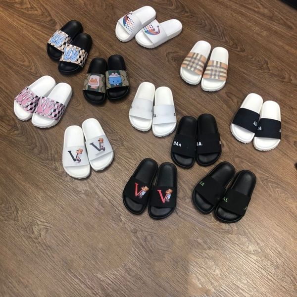 Kids Pantoffers Jungen Mädchen rutschen lässige Haus Strandschuhe Kleinkinder Kinder Brief bedruckte Gummi -Sandalen Luxusmarke Jugenddesigner Outdoor Flip Flops Rutsche