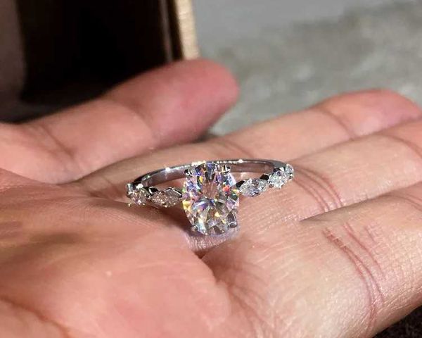 Bandringe exquisites ovales Molybdän Gemstone Ring Womens Schmuck Ring Sechs Klauenset glänzt glänzender als Diamantgeschenke J240410