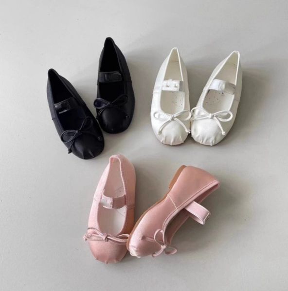 Meninas de moda Bow cetim sapatos planos insera crianças letra elástico banda de fundo macio sapatos de princesas crianças festas de aniversário sapatos de dança de balé s1318