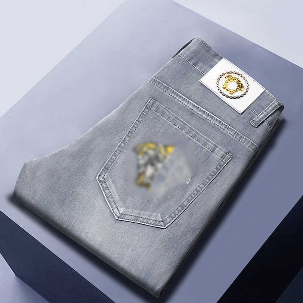 Marca de jeans masculina marca de designer claro cinza elástico tendência europeia tendência juvenil slim fit pés qrx8