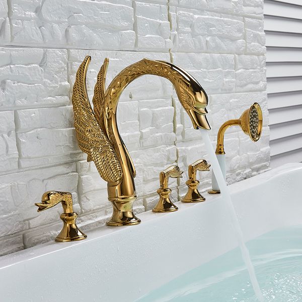 Широко распространенный смеситель лебедей в ванне