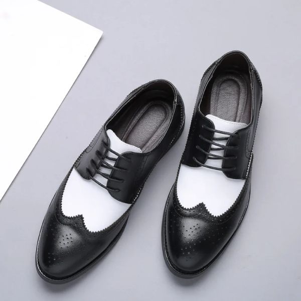 Stiefel 2021 Britisch -Stil -Männer Trend spitzer Zehen Brogues Schuhe Männer Hochzeit Lederschuhe Schwarz mit weißen formellen Schuhen Männer Männer