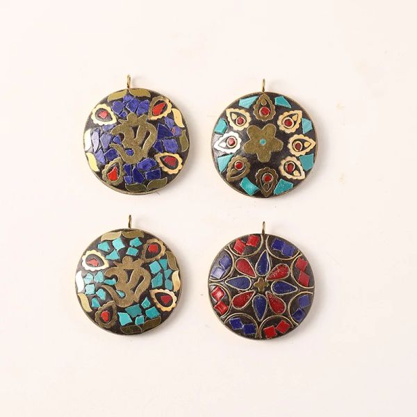 Floro rotondo tibetano vintage OM Nepal Indian Metal Pendant Ornaments Accessori artigianali per perline.