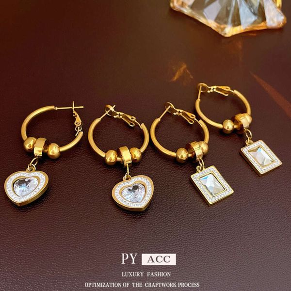 Brinco geométrico em forma de coração com zircônia incrustada de diamante de aço de titânio com design de anel de orelha, brincos de moda de nicho para mulheres