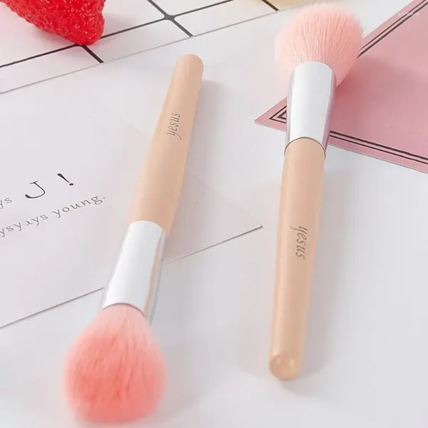 Escovas de maquiagem 1pc Brush de blush em forma de chama para aplicar pó nas bochechas para esculpir e definir seu rosto um refinado