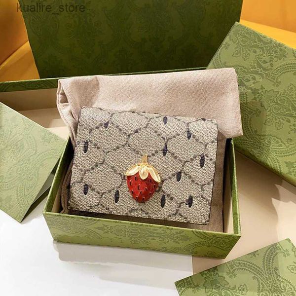 Clip di denaro Luxury Ladies Wallet Designer Cartoon Fragole Strawberry Clip Retro Leggeri Secuite Borsa per carta portatile 031724-11111 L410