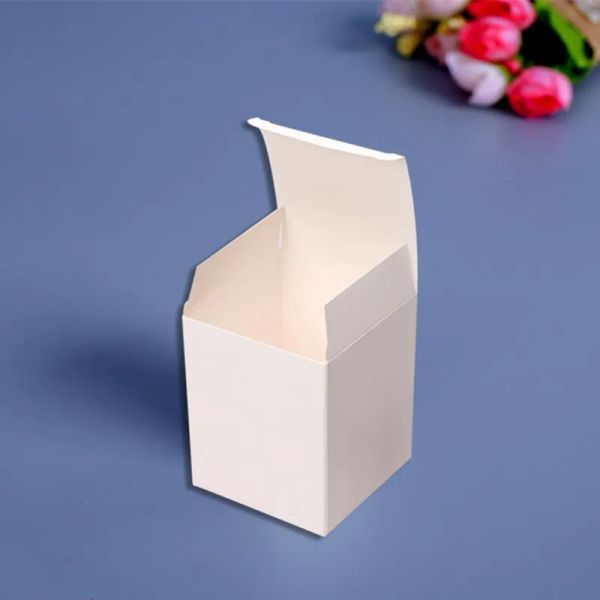 50pcs/Los Großhandel weiße kleine Geschenkbox -Kartonverpackungsbox 350g Quadratblanke Papierpapier Verschiedene Größen