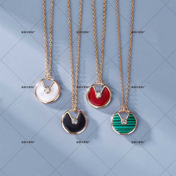 Klassische Design Schmuck Halsketten Amulett Halskette Frauen V roségold rotes Jade -Medaille Weiß Fritillaria Runde Kragen Kette Schwarzes Achatins Pendan mit Logo