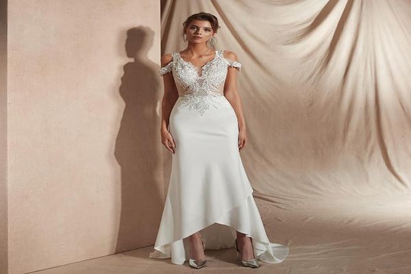 Strand Hochzeitskleid für Braut Pailletten Spitzenapplikationen bloße Mieder kalt Der Schulter -Satin -Rock Hilo Fit und Flare Gown5024120