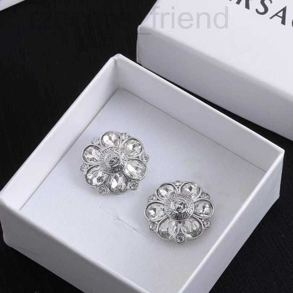 Charm Designer neuer Fan Jiamei Head Set Diamond Blumenohrringe für Frauen Mode vielseitige Silbernadel 17G5
