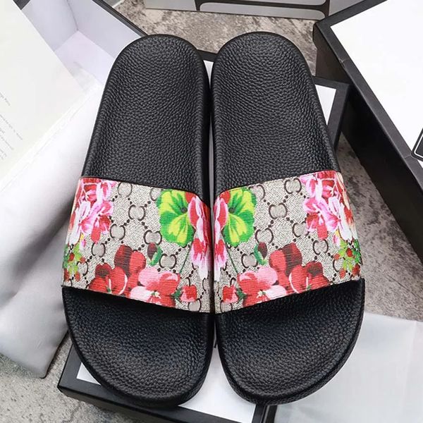 2024 designer Slifori cuscinetto piscina muli donne sandali Sunset a comfort piatto muli imbottiti cinghia anteriore scivoli alla moda