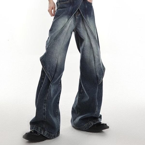 Industria piccola e pesante usate jeans lavati decostruiti e tagliati a pezzi con pantaloni a bagliori variabili e pantaloni a gamba larga 240410