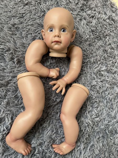 60cm já pintado Bebe Reborn Doll Kits Maggi em pele marrom escura com corpo de pano e chupeta com coa kit de renascimento artesanal