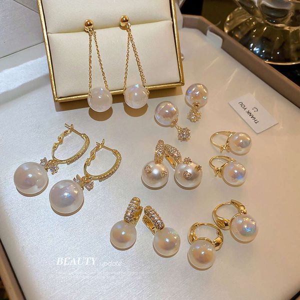 Vero design di nicchia lungo perla elettroplata di oro, temperamento alla moda, orecchini, luce personalizzata e orecchini di fascia alta