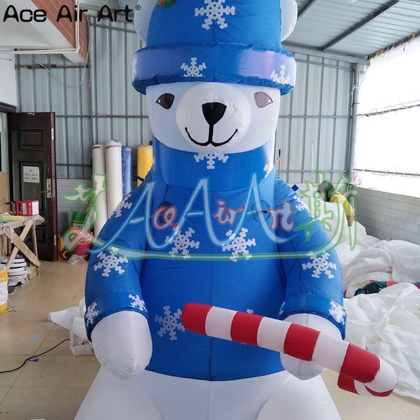 Mascote de animal de Natal inflável colorido com chapéu de Natal sentado animal com cana de doce na mão para o Natal