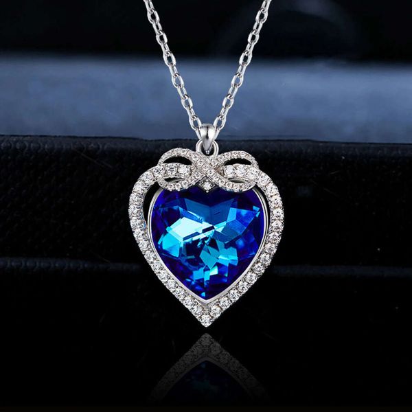 Neue kreative Mode 8-Zeilen-Diamantblau-Licht Kristall Halskette herzförmige Anhänger Valentinstagsgeschenk