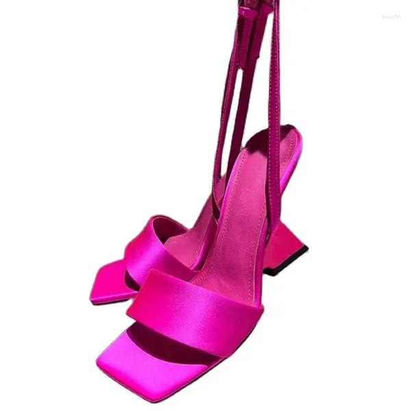 Сандалии сексуальная странная пятка атласная вечеринка сандалия для женщины один ремешок лодыжки с перекрестной привязанной взлетно -посадочной полосой высокий роз красный черный дизайнер