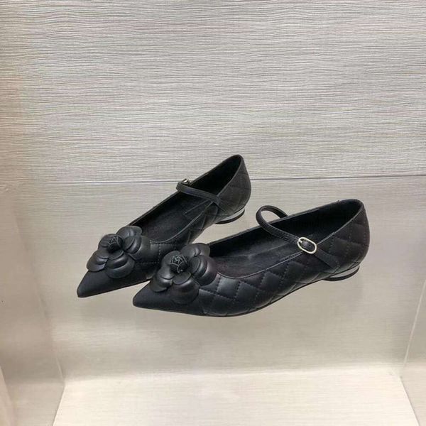 Xiaoxiangfeng Single Women Feminino 2024 Early Spring New Flower coreano Edição de couro macio rasa de boca que combina com salto baixo Sapatos de concha pontiagudos