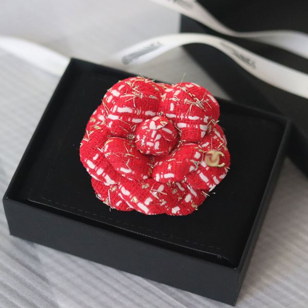 Decoração de designer de marca de luxo de alta qualidade Camellia Flower Broche for Women Red White Black Shinny Gift Jewelry Party With Box