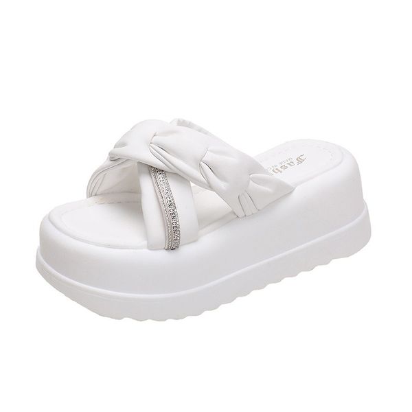 Kalın tabakalı terlikler yeni yaz sandaletlerinde popülerdir Kadın rhinestones muffins ve peri rüzgar plajları ile çapraz bayanlar için ayakkabılar için
