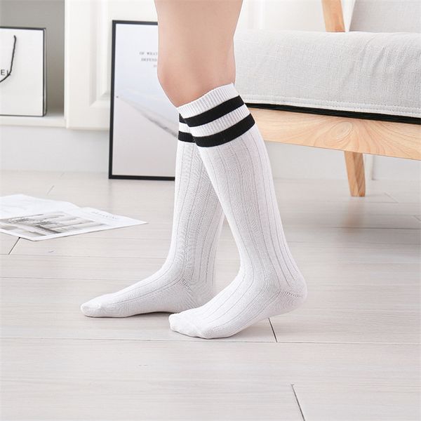 Sailor Style School Girls Knie hohe Socken Frühling Herbst Doppelte weiße Streifen Design Kinderrohr Socken für Mädchen Bein wärmere Baby -Sachen