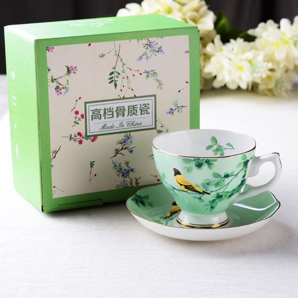 Creative Bone China Flower Tea Cup e Pires Conjunto de café Cerâmica Conjunto de chá de chá preto britânico Conjunto de chá de casamento chinês