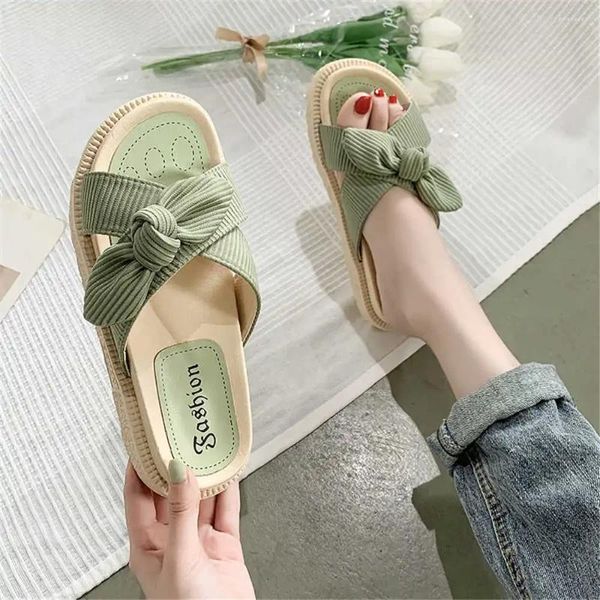 Sandali in pelle normale aumenta le scarpe primaverili di altezza per donne pantofole sandalo sandalo sneakers sports teniis 2024