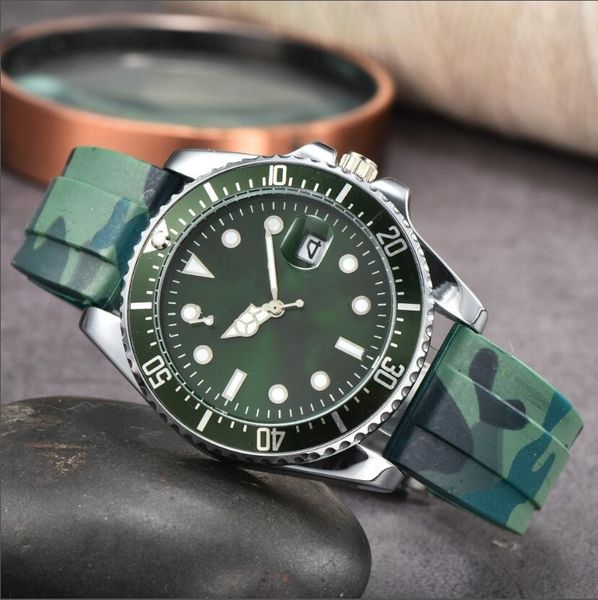 Heiße neue Luxus -Herren Uhren Blau Gummi -Gurt -Akku Klassiker Chronograph Automatische Quarz Bewegung Armbanduhren Männer Männer Uhren Pin Schnalle Tarnuhr Uhr